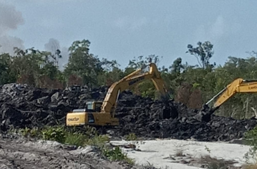 Dua Excavator beroperasi Dalam Kawasan Hutan Lindung Diduga ada kerterlibatan oknum Aparat ini sial IDM