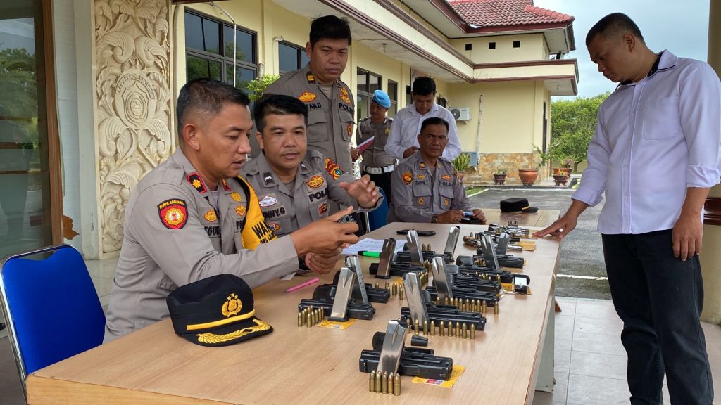 Wakapolres Bangka Barat, Kompol Iman Teguh Prasetyo, Pimpin Pemeriksaan Senjata Api Personel Polres