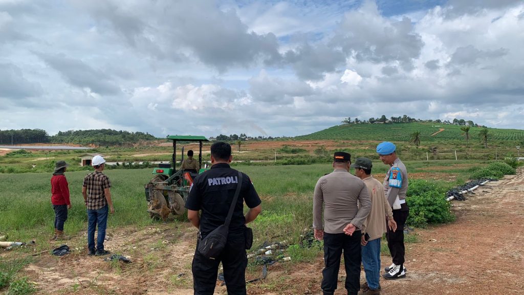 Polsek Tempiling Tempilang Dukung Ketahanan Pangan Olah Lahan 10 Hektar untuk Penanaman Jagung