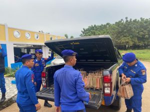 Sat Polairud Polres Bangka Barat Berbagi Takjil untuk Pengguna Transportasi di Pelabuhan Tanjung Kalian