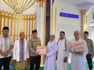 Polres Bangka Barat Gelar Jumat Curhat dan Berbagi Bansos Polri Ramadhan di Masjid Al-Ikhlas Pal 2 Mentok