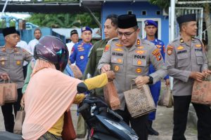 Wartawan &  Kapolres Bangka Barat Bagi-Bagi Takjil Dan BukBer