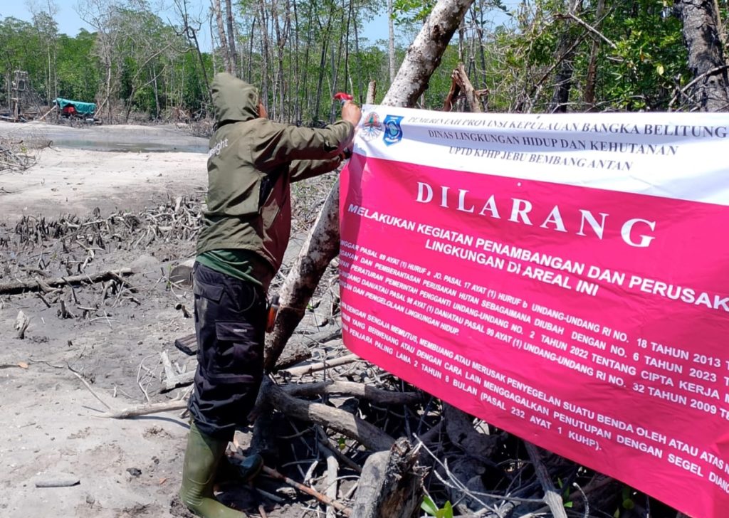 Telah Di Pasang Plang Larangan Oleh KPHP-JBA Penambang Di Sungai Tetap Bekerja