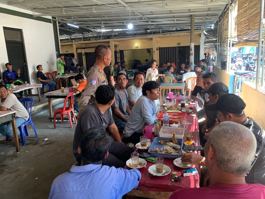 Cara Jitu Tekan Kecelakaan, Satlantas Polres Bangka Barat Sosialisasi Langsung di Warung Kopi